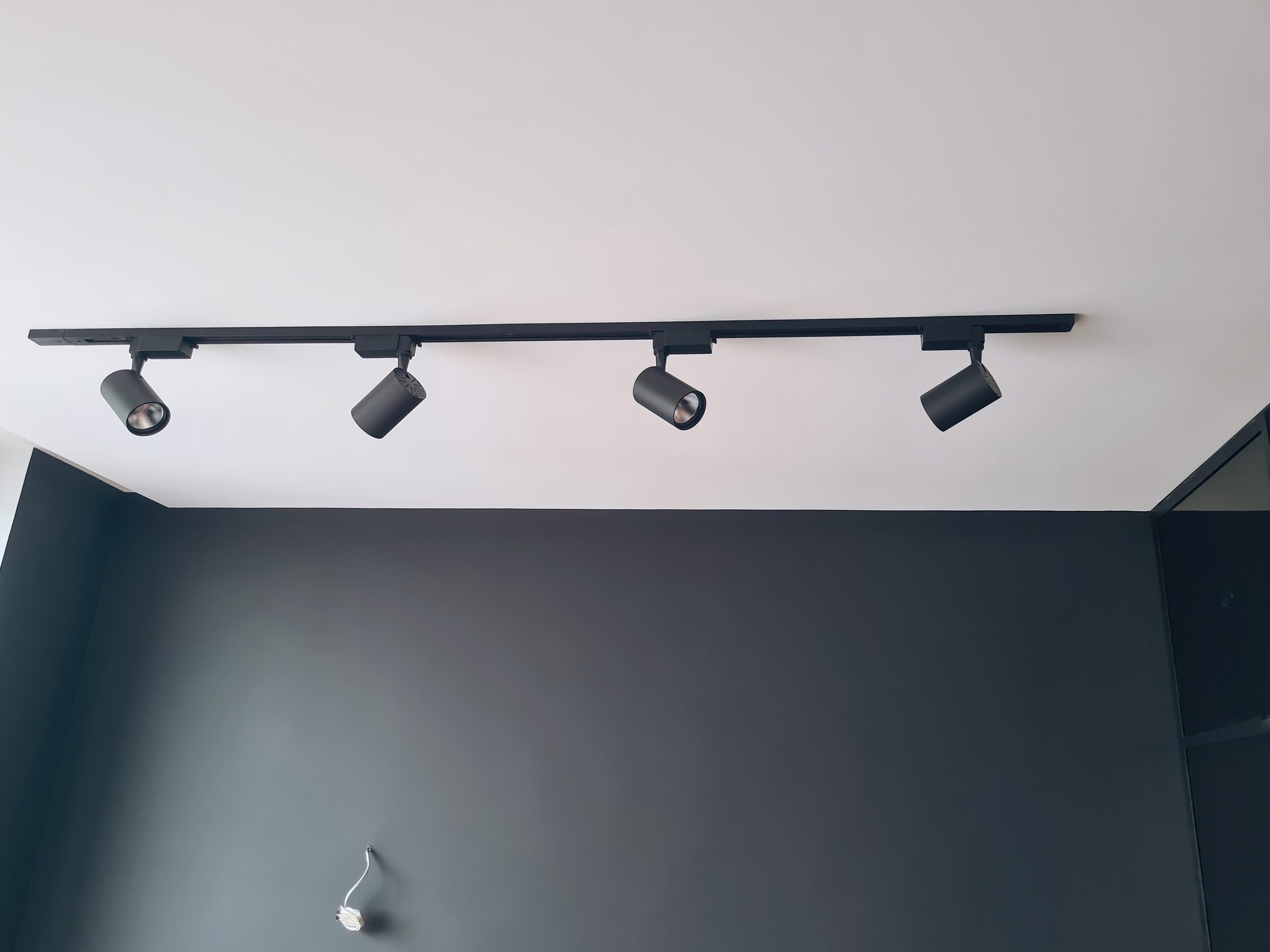 LED apšvietimo juosta ant baltų lubų