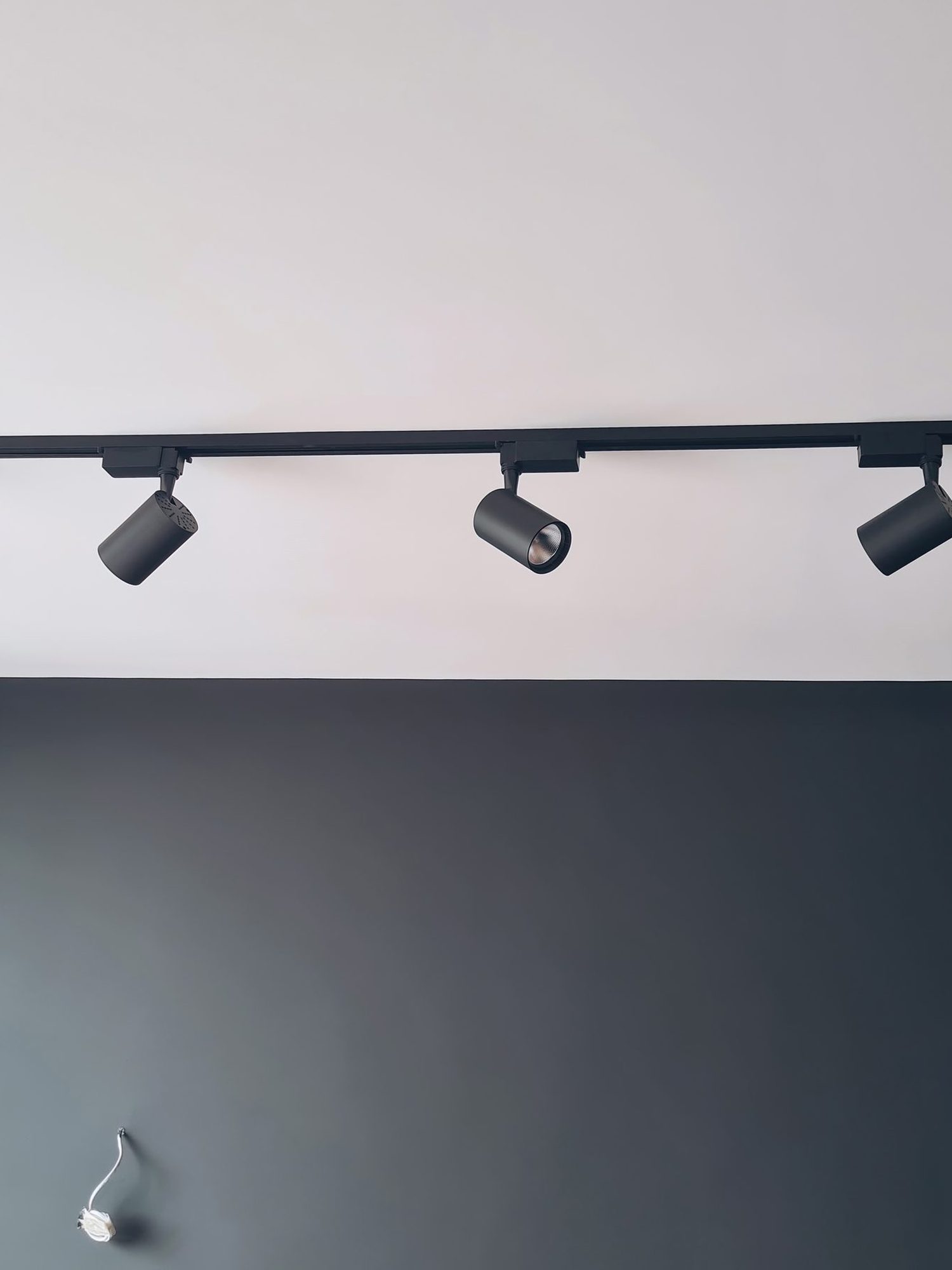LED juostos apšvietimas lubose