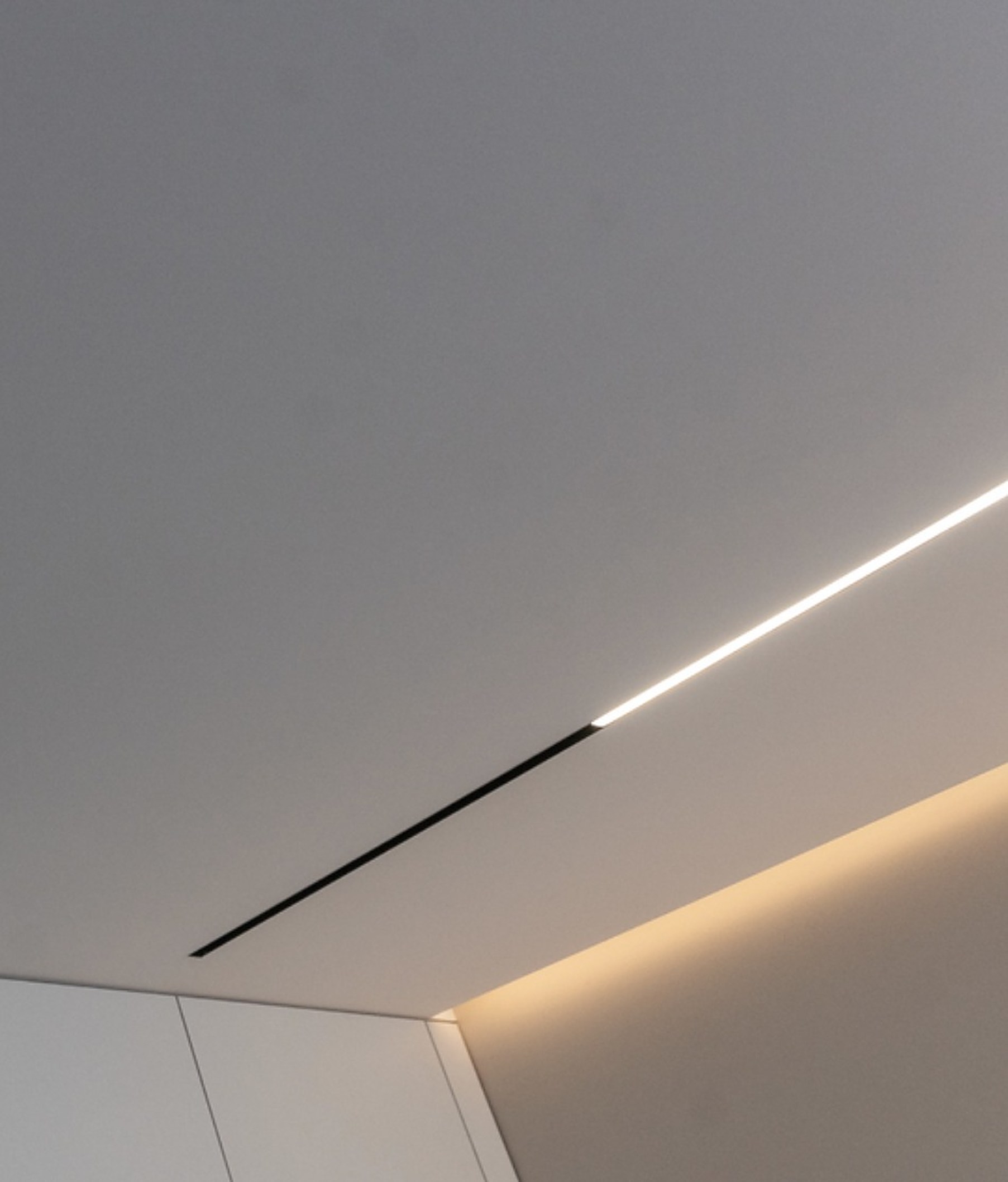 Įtempiamos lubos su įmontuota LED šviesos linija