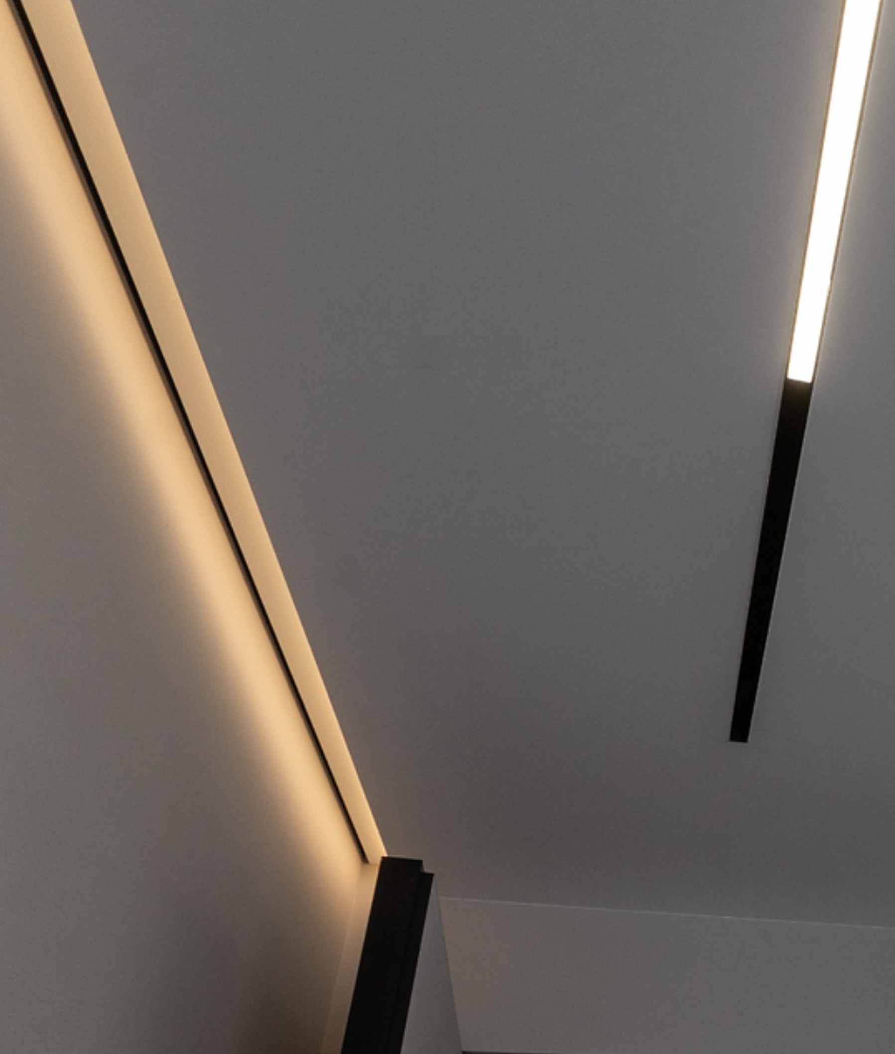 Paslėpta šilta LED šviesa įtempiamų lubų nišoje