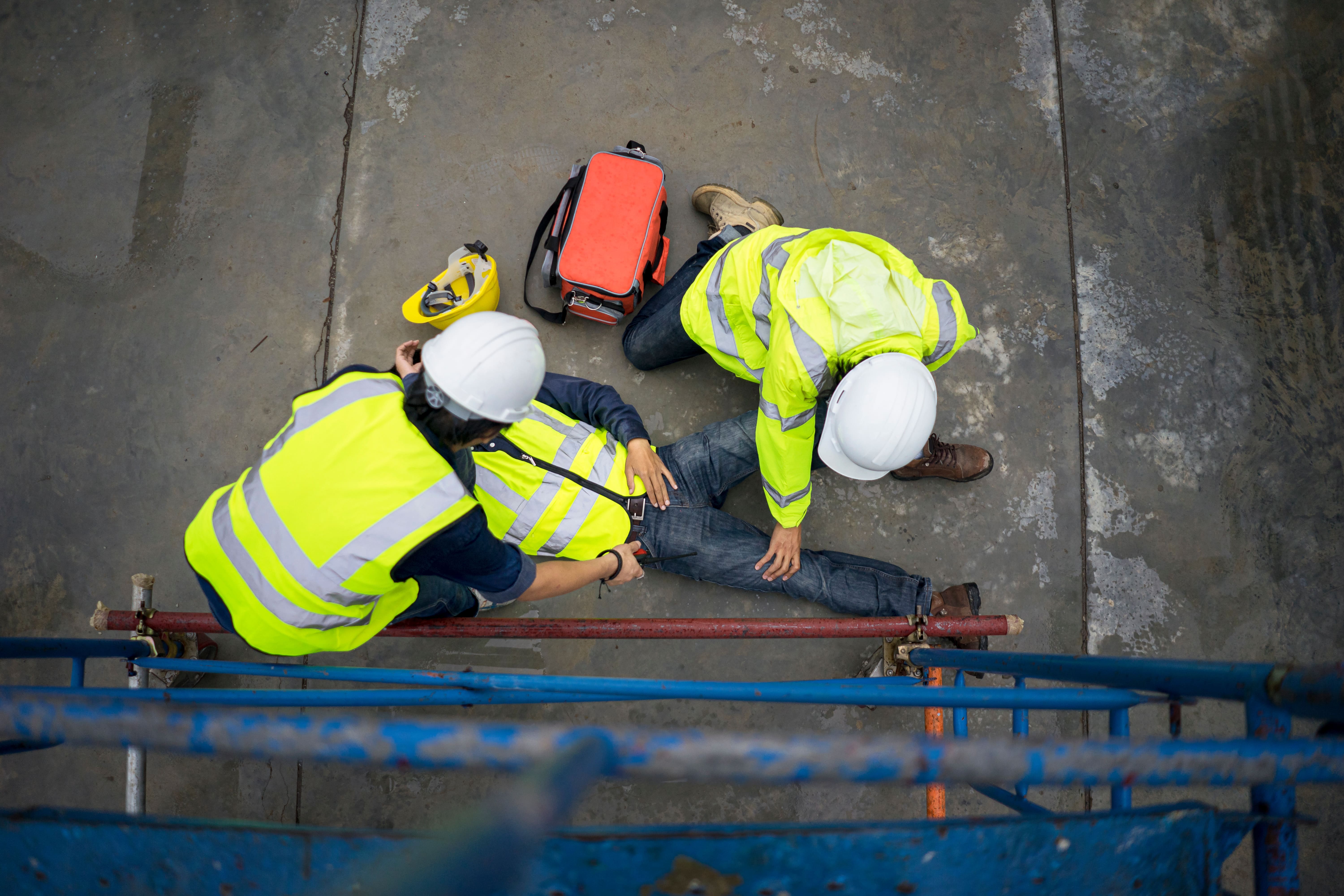 Travailleur assisté sur un chantier, scène non graphique