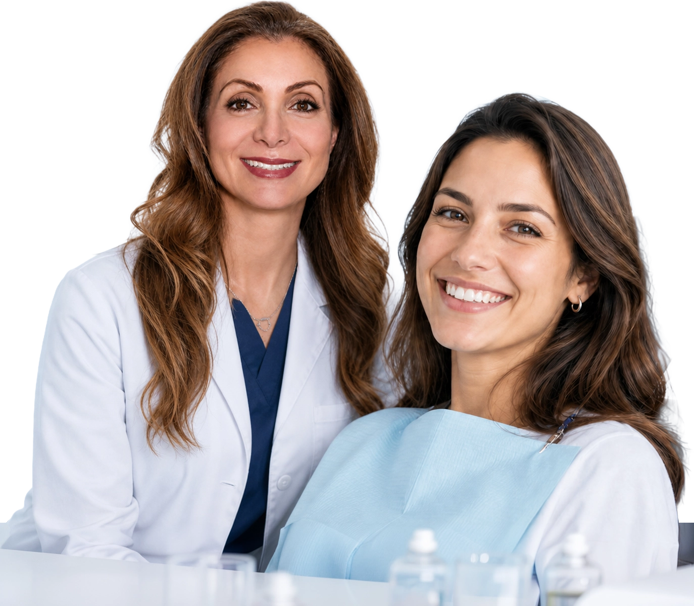 Pacientes hablando sobre opciones de seguro dental y financiamiento