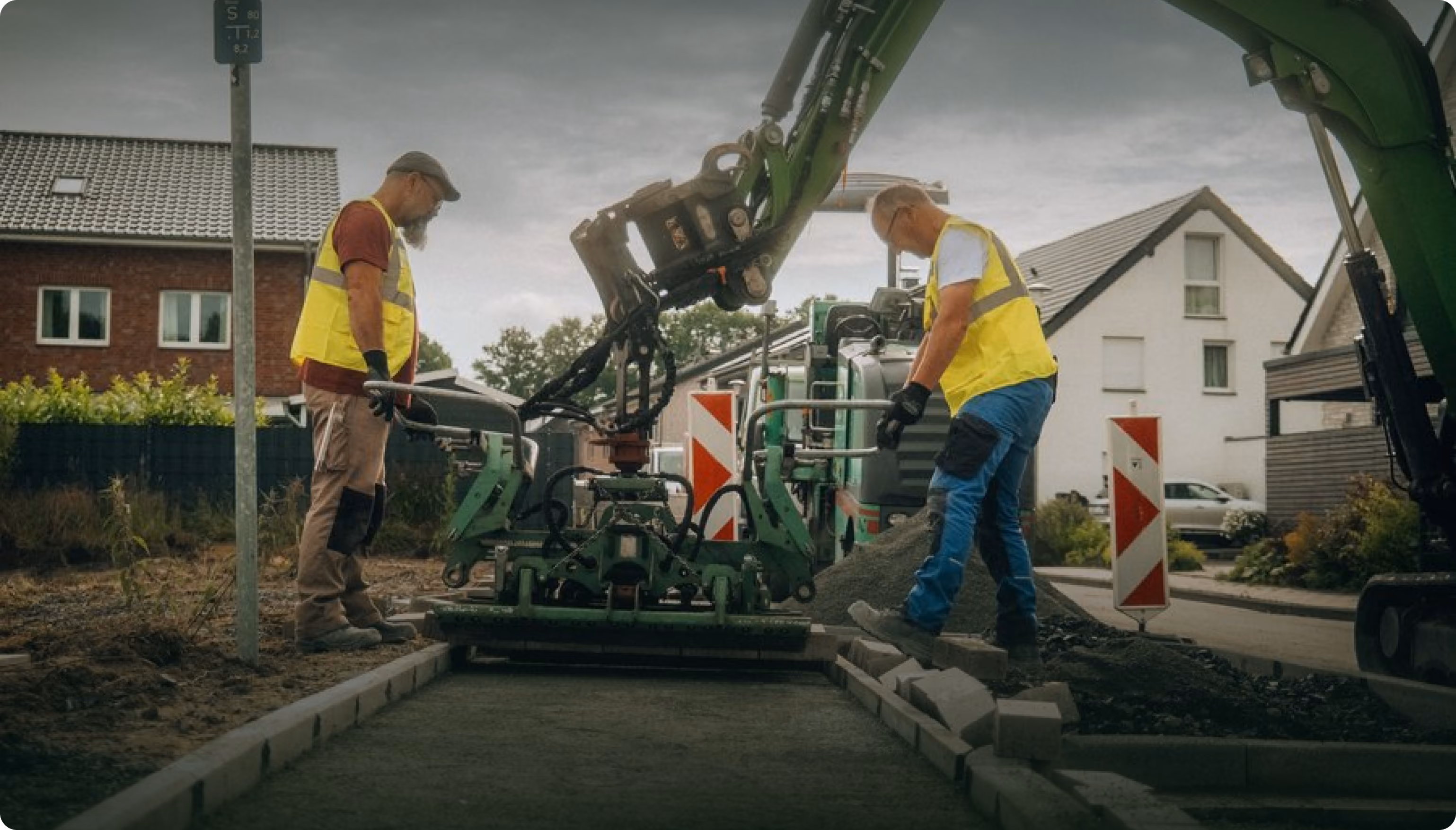 Pflasterer bei der Arbeit mit einer Verlegemaschine