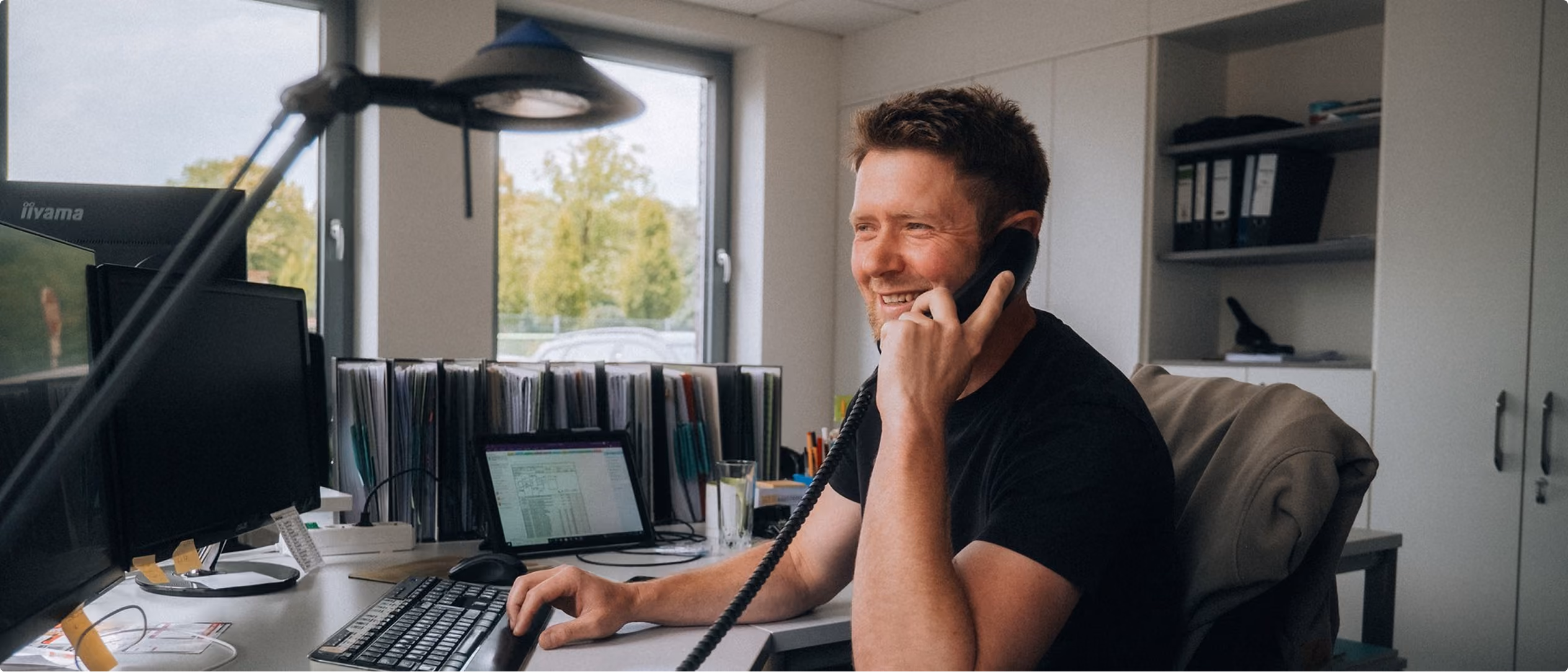 Mitarbeiter im Büro am Telefon