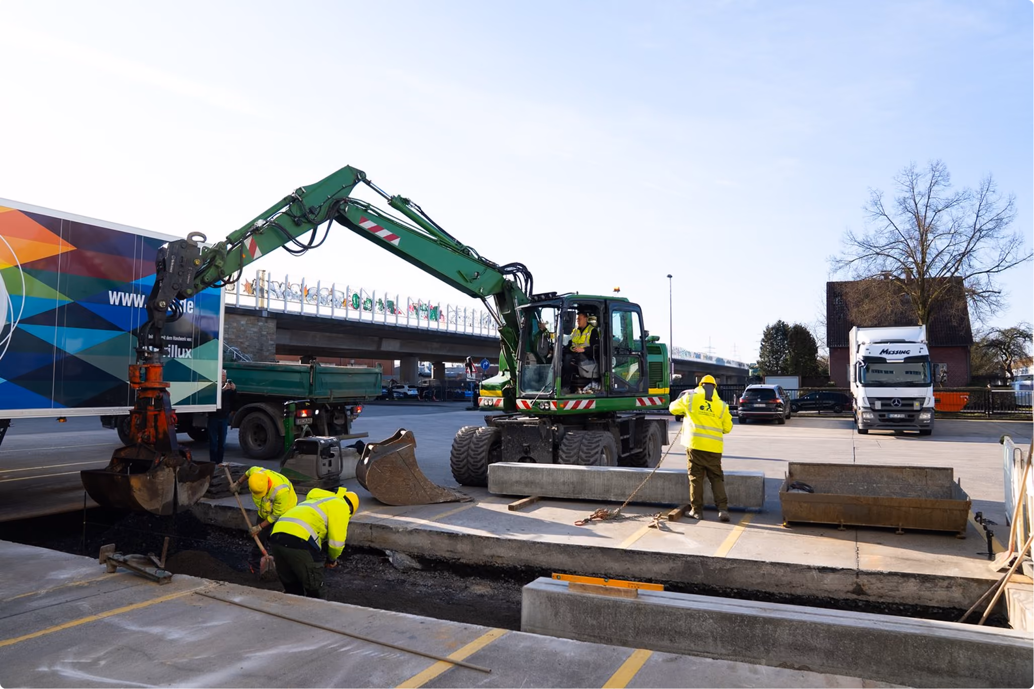Bagger und Kolonne auf einer Straßenbaustelle