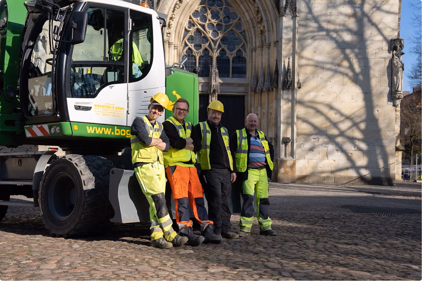 Team von Bogatzki mit Baumaschine vor dem Münsteraner Dom