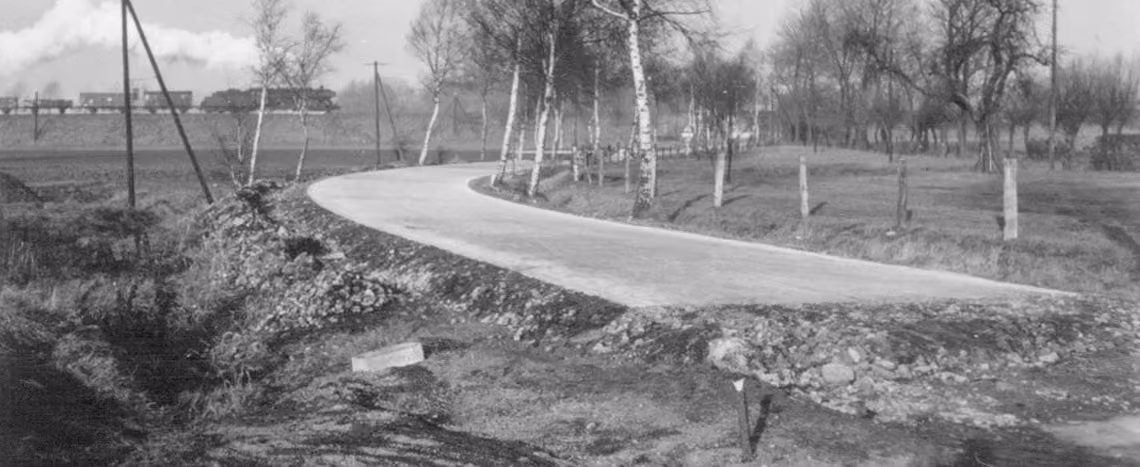 Historische Schwarz-Weiß-Aufnahme einer neu gebauten Straße