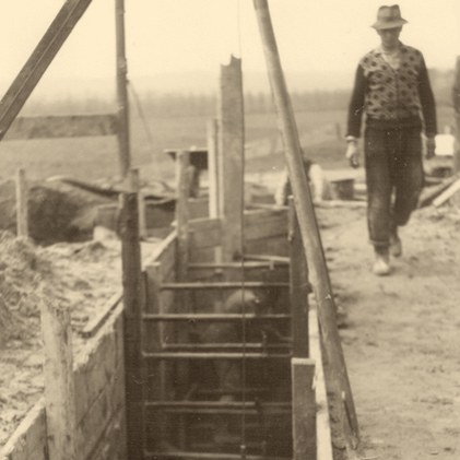 Historische Aufnahme eines Arbeiters an einer Baugrube