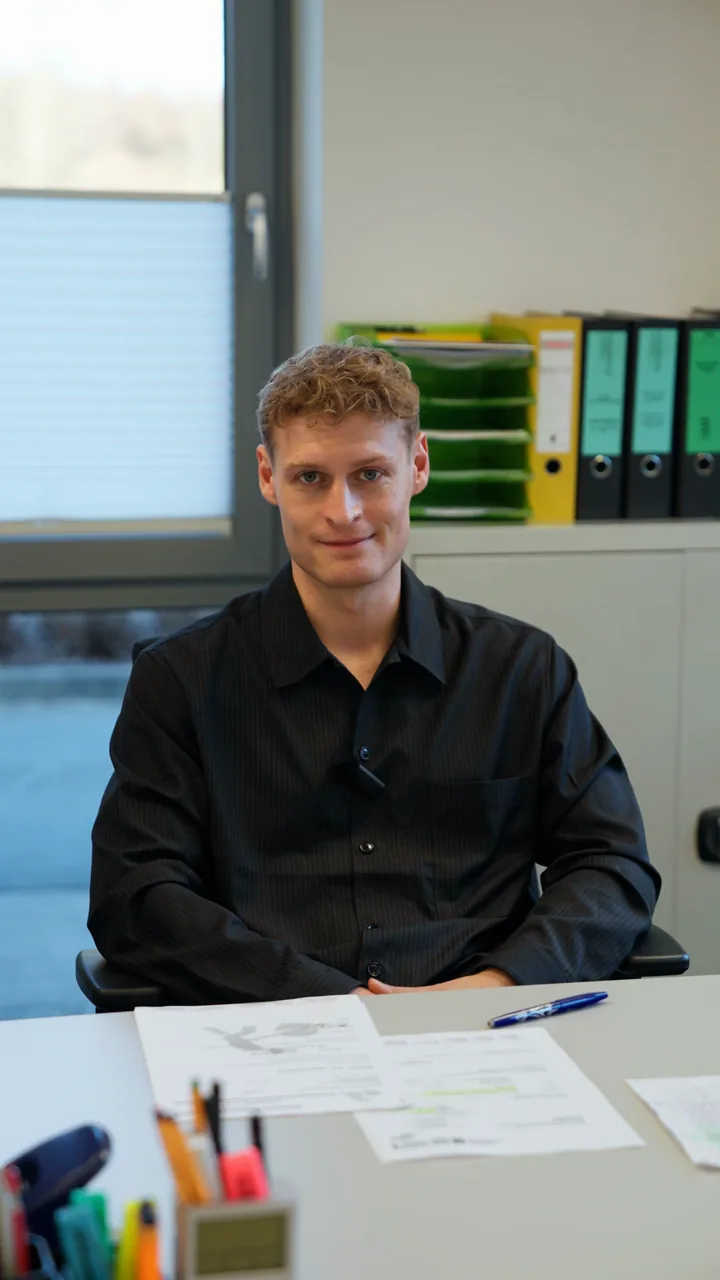 Tom am Schreibtisch im Büro