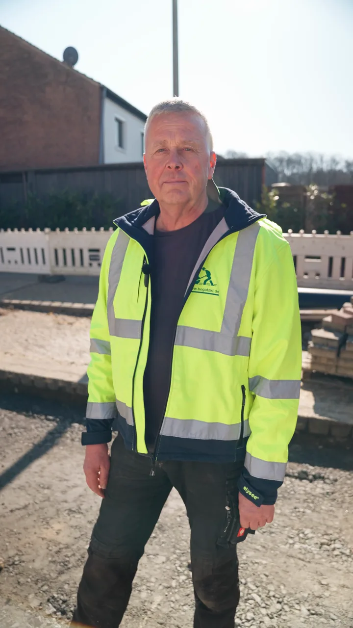 Dietmar, Straßenbaumeister, auf der Baustelle