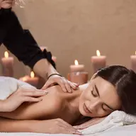 Massage du dos à l'huile de millepertuis