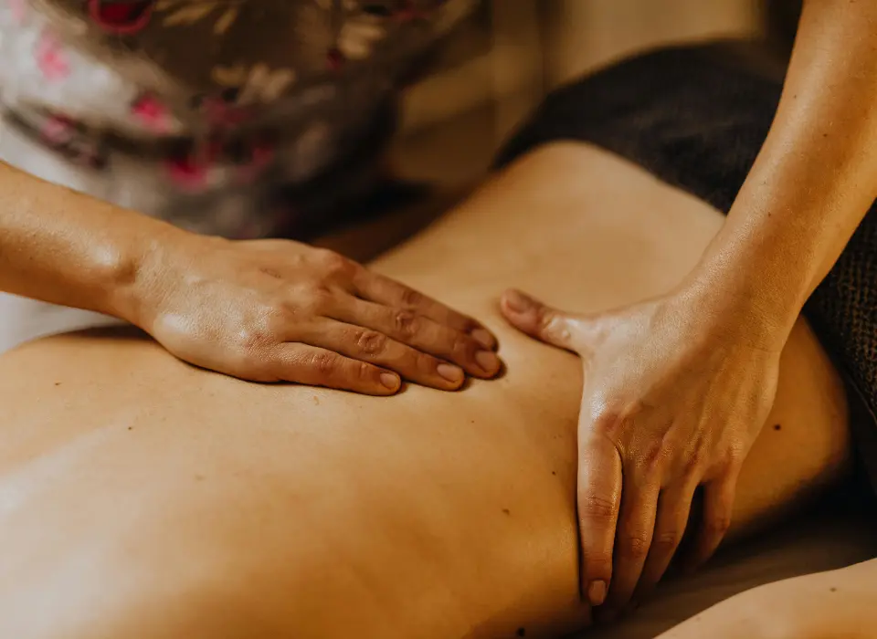 Massage du dos à l'huile de millepertuis