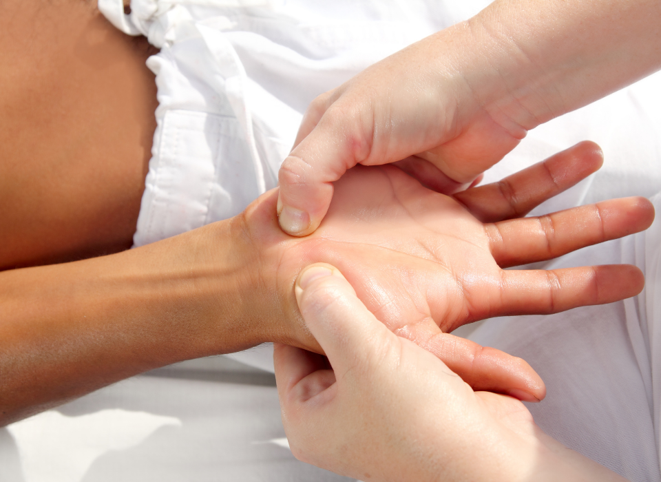 Serviettes roulées, bougies allumées et orchidée blanche dans un cabinet de massage