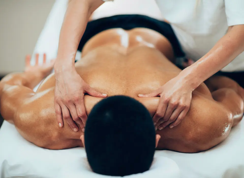 Serviettes roulées, bougies allumées et orchidée blanche dans un cabinet de massage