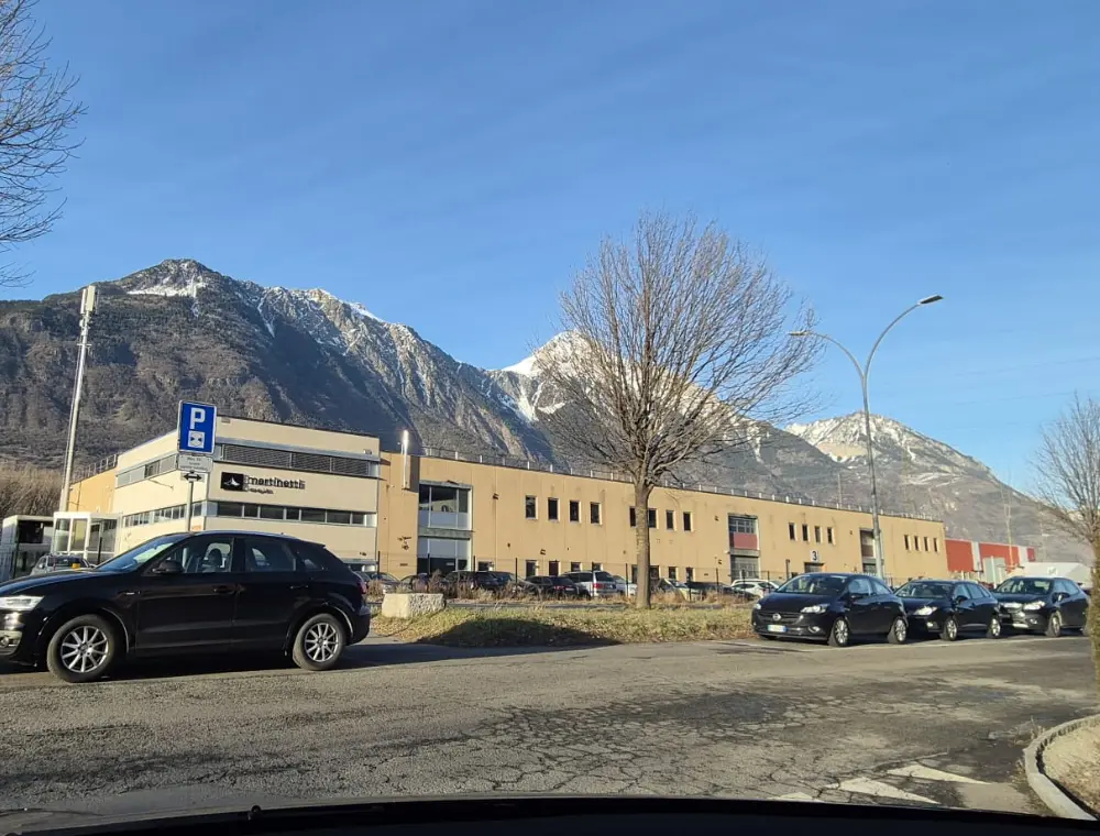 Vue sur la vallée et les montagnes depuis les hauteurs, en fin de journée