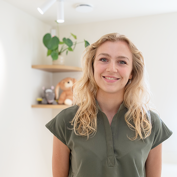 Portret van Afke, teamlid bij tandartspraktijk Kinderlach