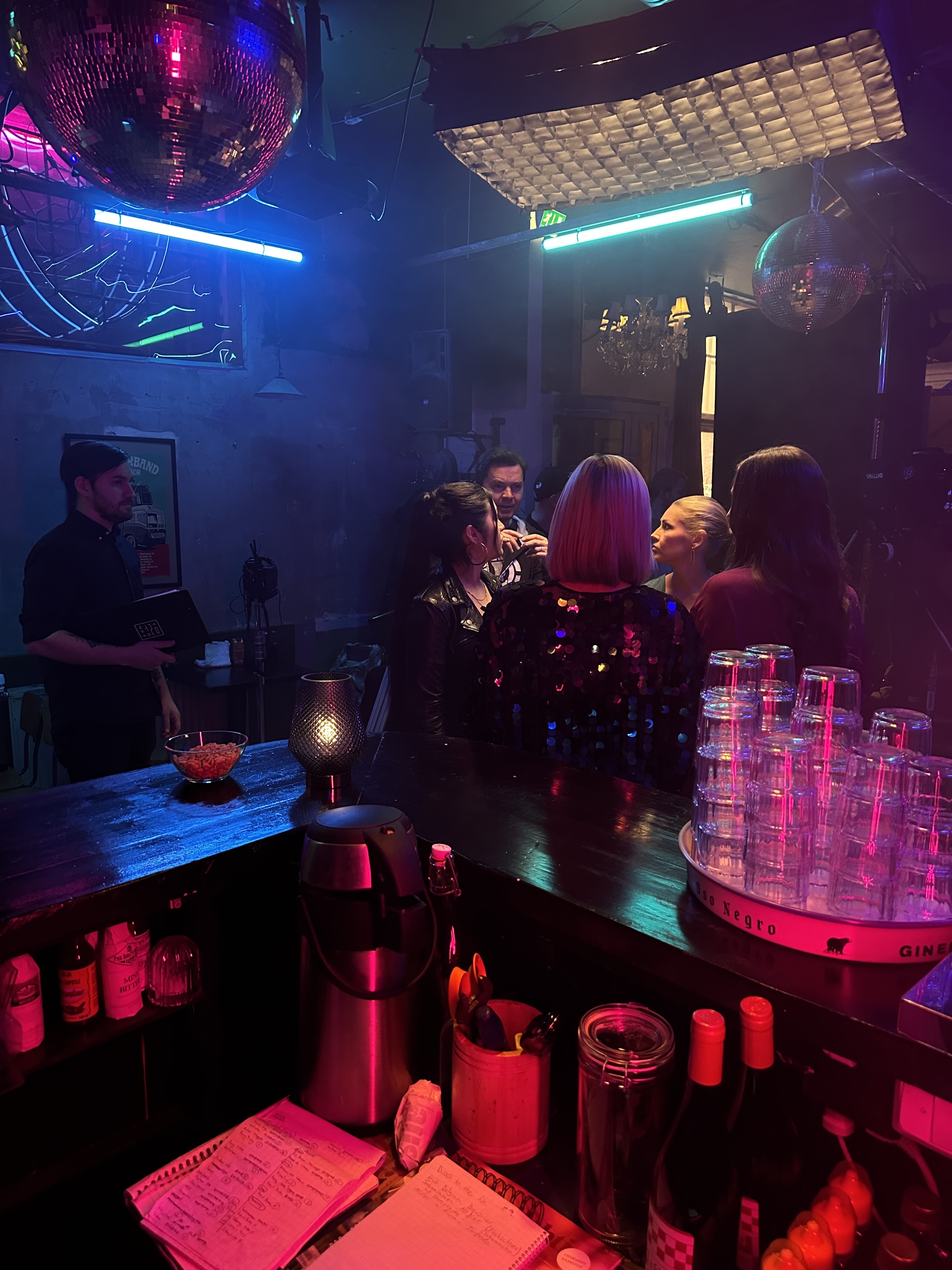 Kuvausryhmä baaritiskin takana Suplan kuvauksissa.