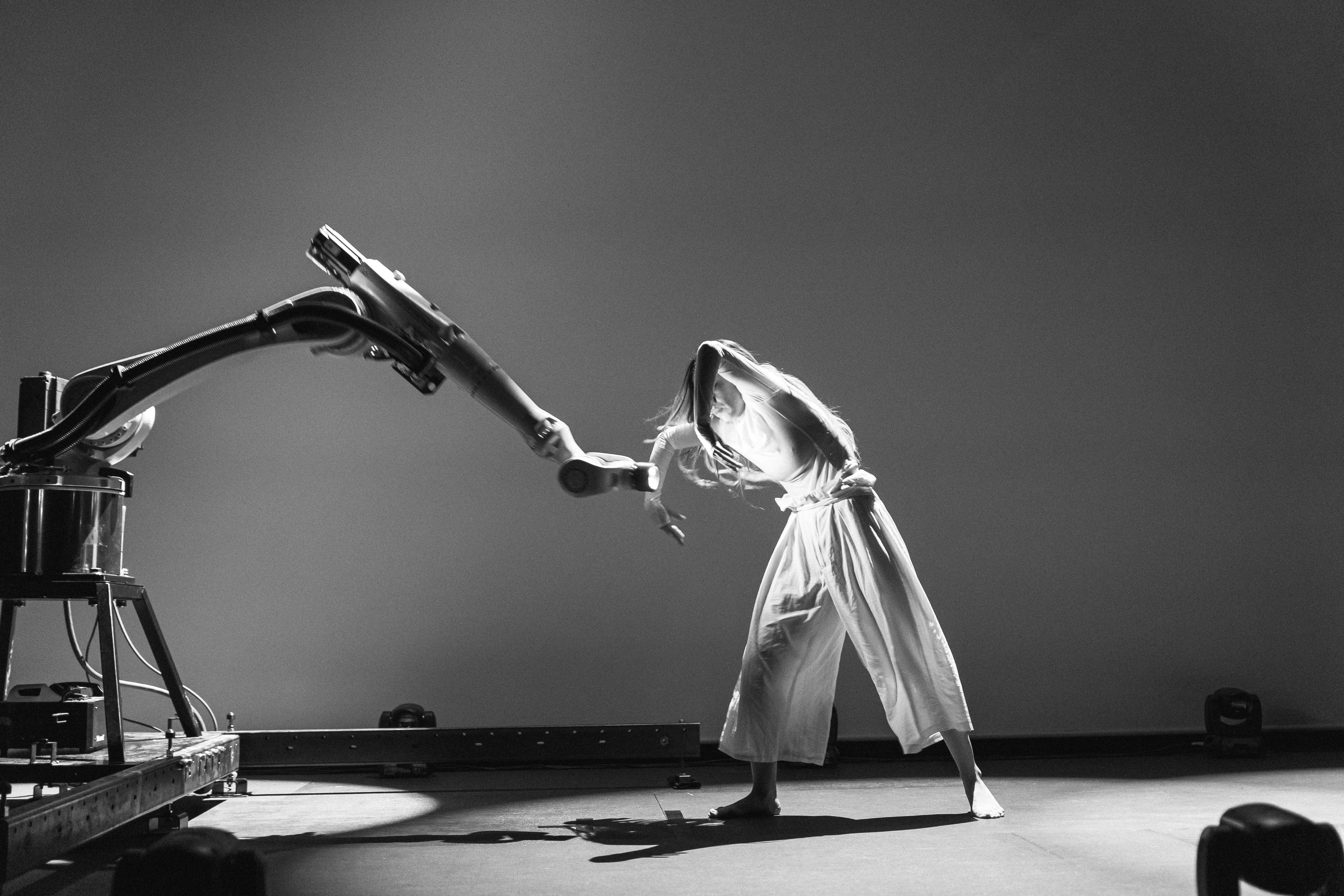 Bailarina interactuando con un brazo robótico en Codi i moviment