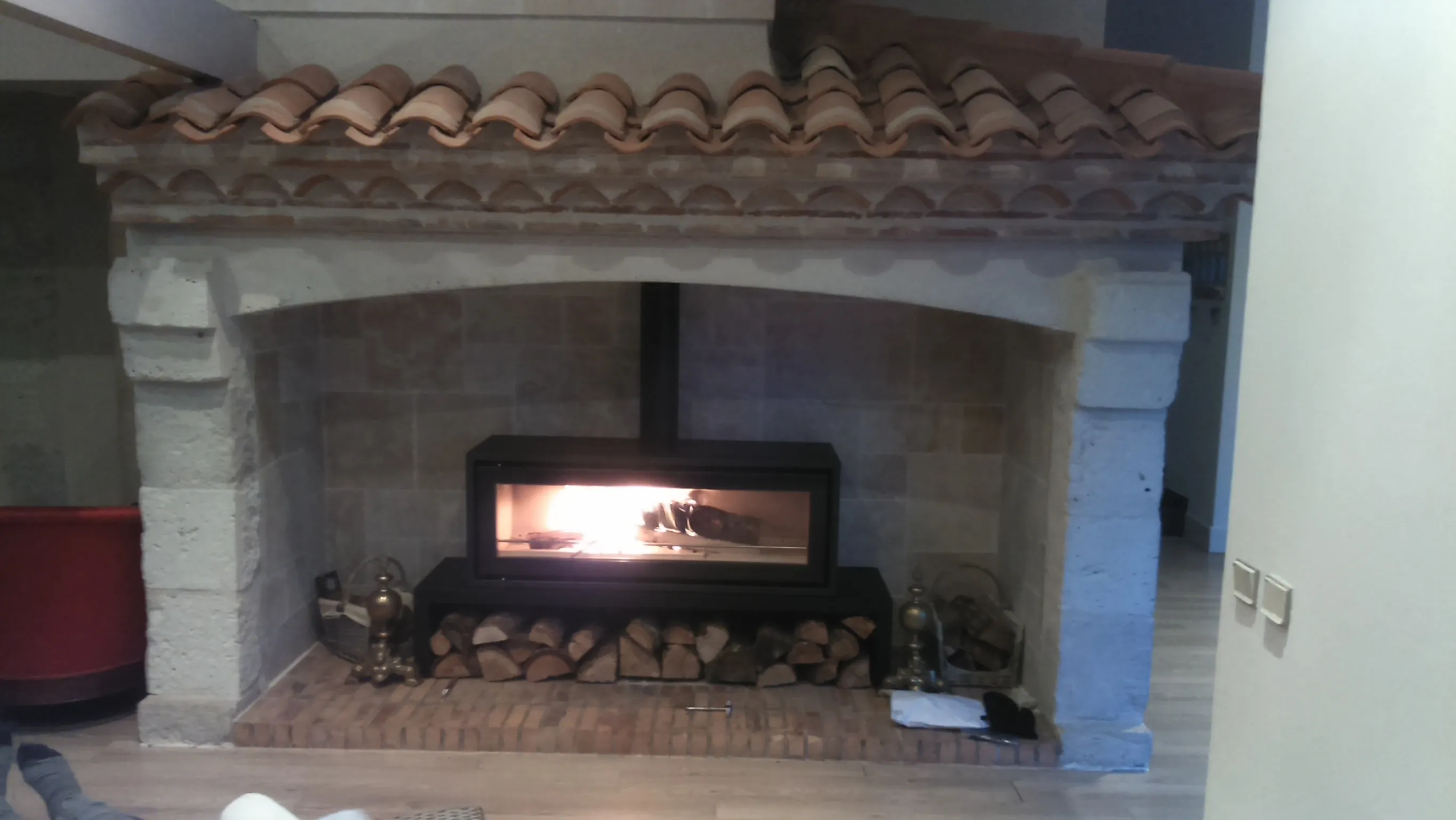 Poêle à bois installé, prêt pour le premier allumage de la saison