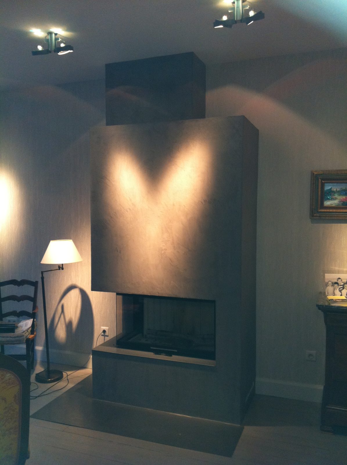 Cheminée de type trou à feu avec foyer Spartherm Varia 802L à Agen