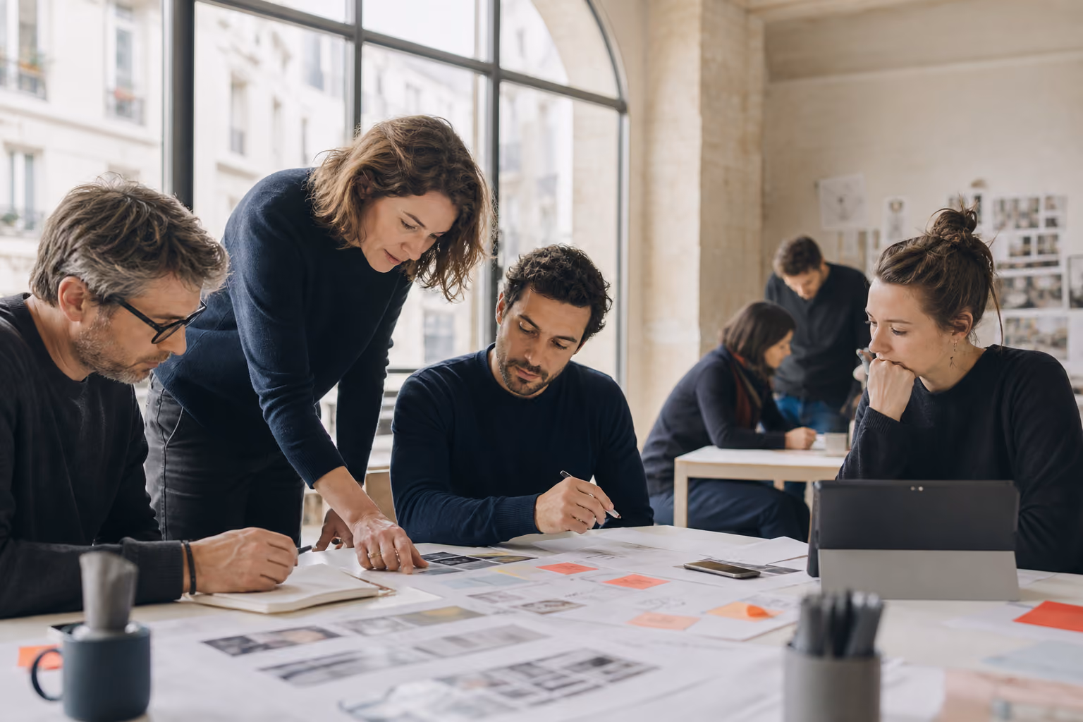 Participants adultes réalisant un atelier de formation professionnelle.
