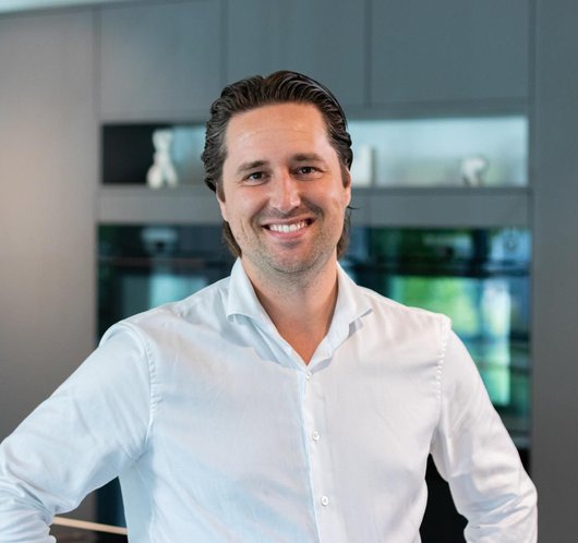 Nick, onafhankelijk keukenmakelaar, in een keukenshowroom