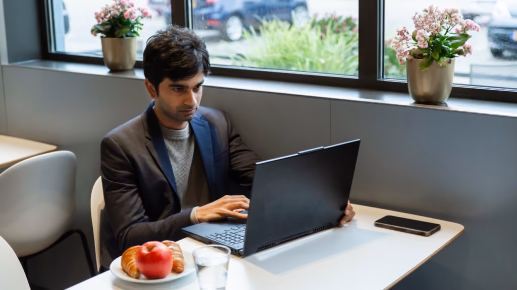 Professionnel travaillant sur un ordinateur portable dans un espace de coworking