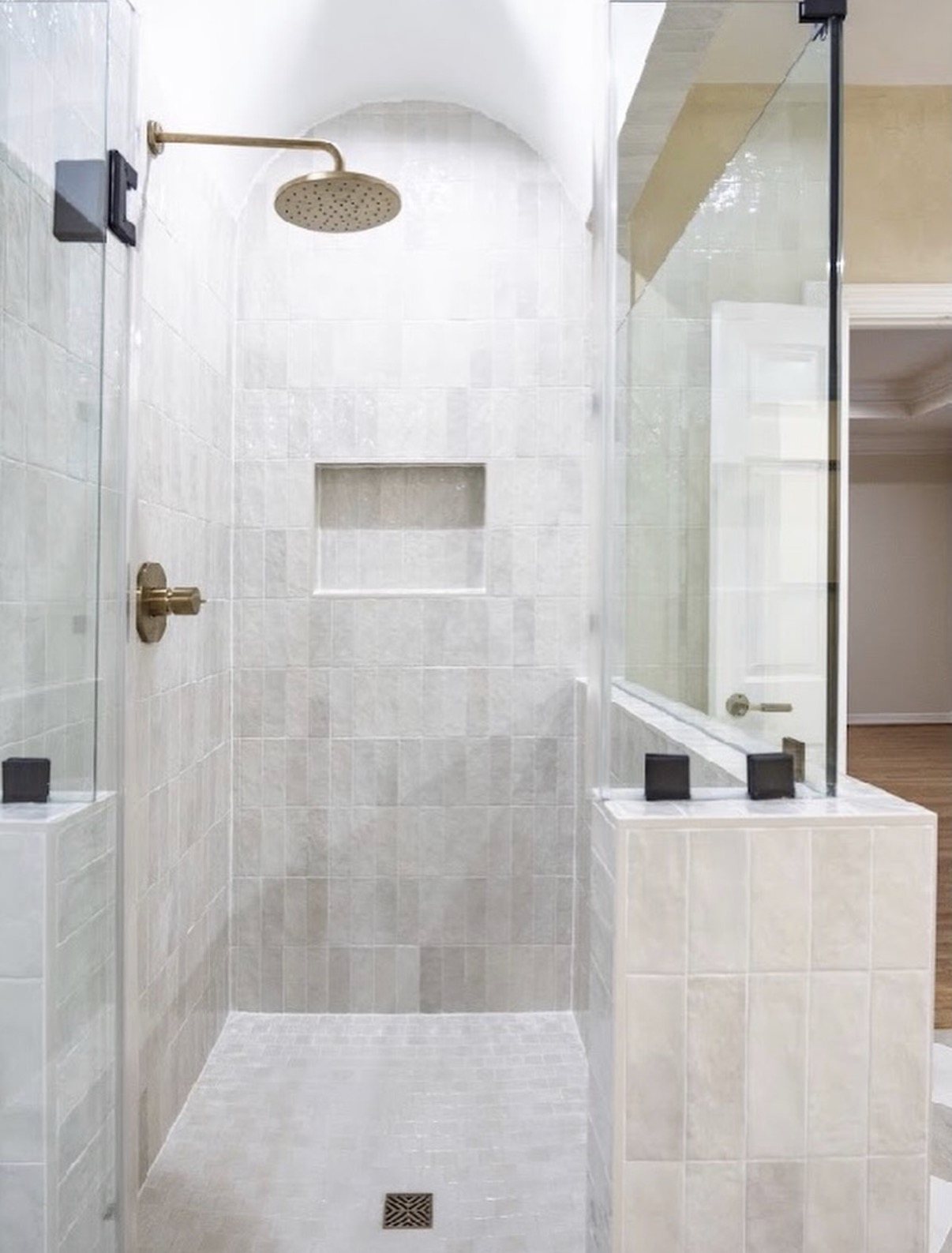 Walk-in shower with a corner seat, built-in niche and low entry