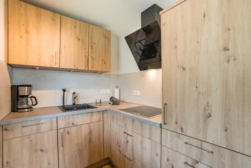 Ferienwohnung mit traumhaftem Panorama Bergblick in zwei Richtungen. Hier blickst du im Winter direkt auf die Skipiste oder im Sommer ins Ostrachtal und zum anderen über das Dorf Oberjoch. Die Ferienwohnung verfügt über einen Wohnraum mit Doppelbett, Sitzecke und Küche sowie ein separates Kinderzimmer mit drei Betten (oder bei 4 Kindern 2 Betten und 1 breites Schlafsofa). Küche, Bad mit Dusche und WC sowie das Kinderzimmer wurden 2020 komplett neu renoviert und gestaltet. Der angegebene Preis bezieht sich auf die Mindestbelegung mit 2 Erwachsenen und 1 Kind (Sommer Nebensaison). 