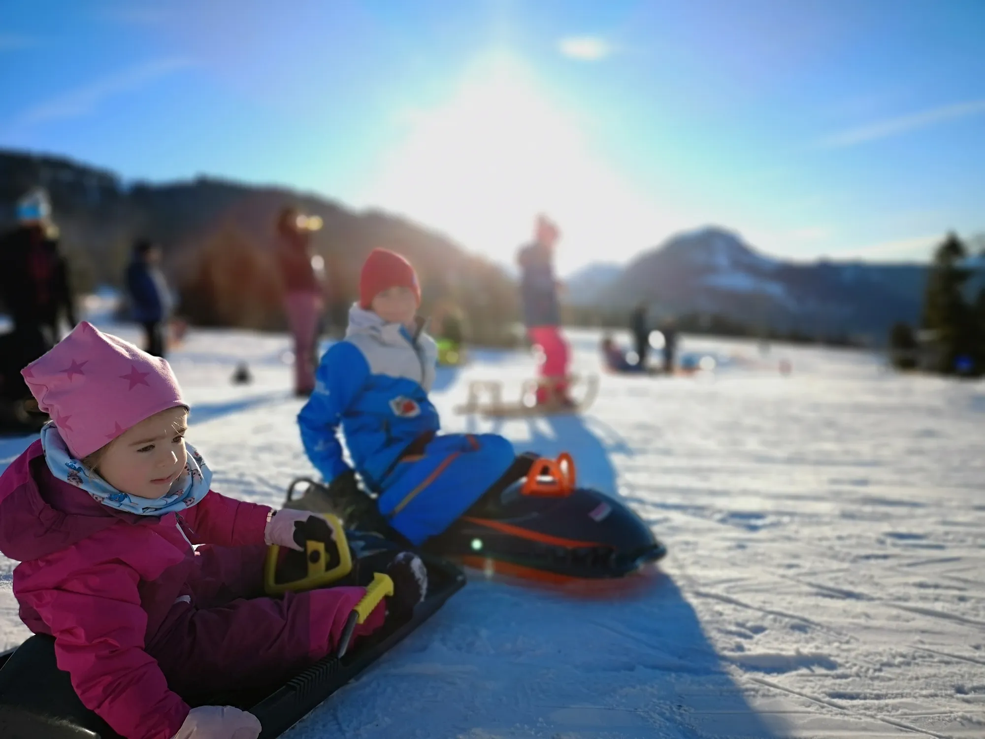 Kinder im Allgäu beim rodeln