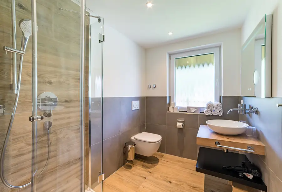 Moderne Ferienwohnung in Bad Hindelang Bad Dusche WC mit Sauna
