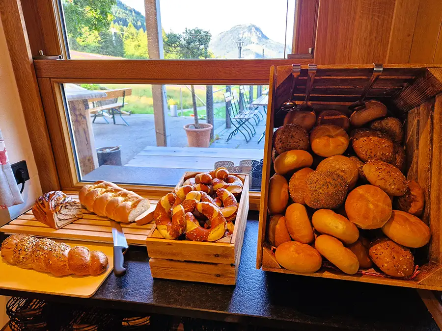 Ferienwohnung Allgäu mit Frühstück - Brötchen am Büffet