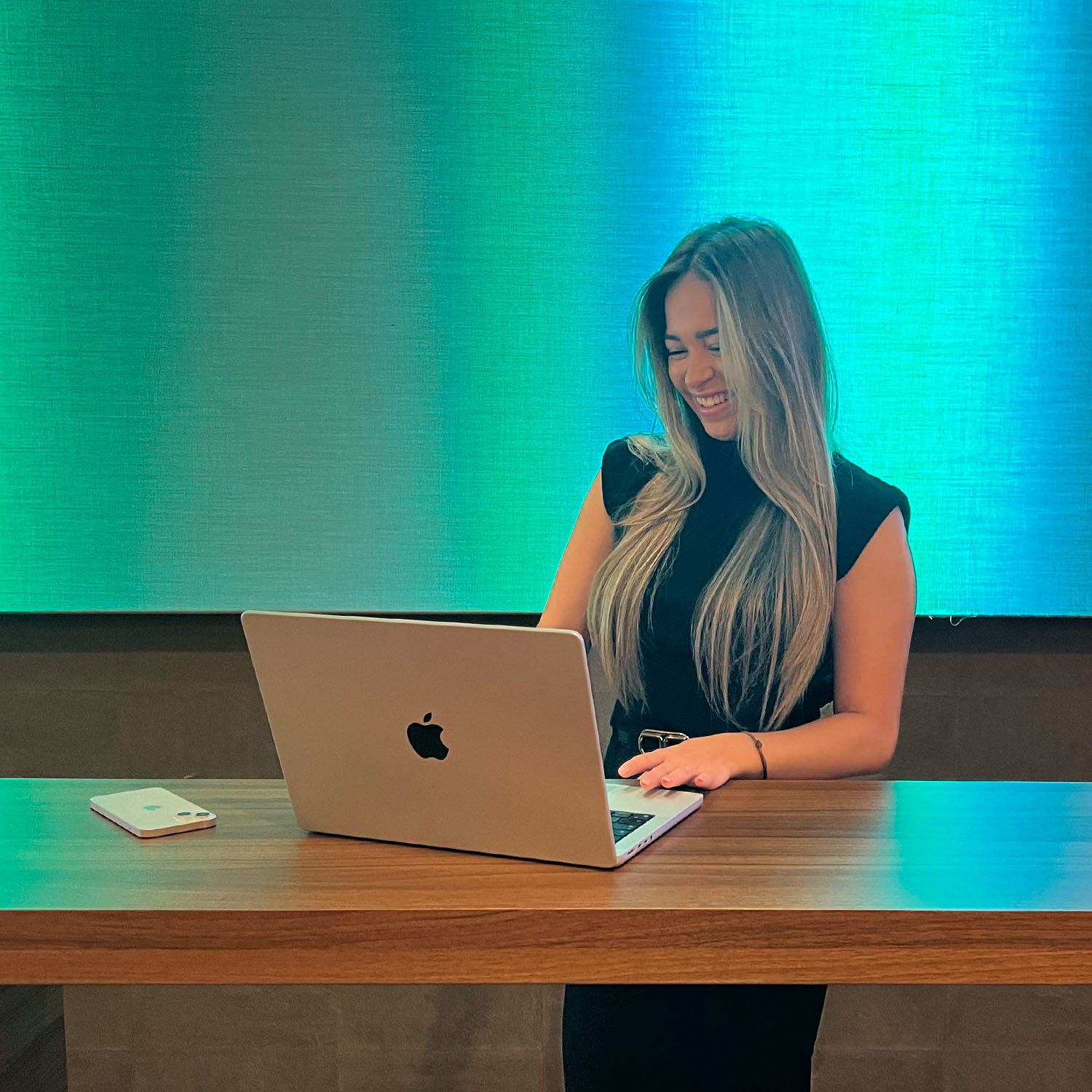 Dame die met werkgeluk app werkt op laptop