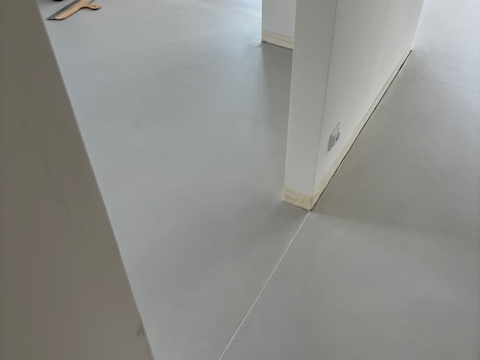 Podłoga z mikrocementu — widok od wejścia