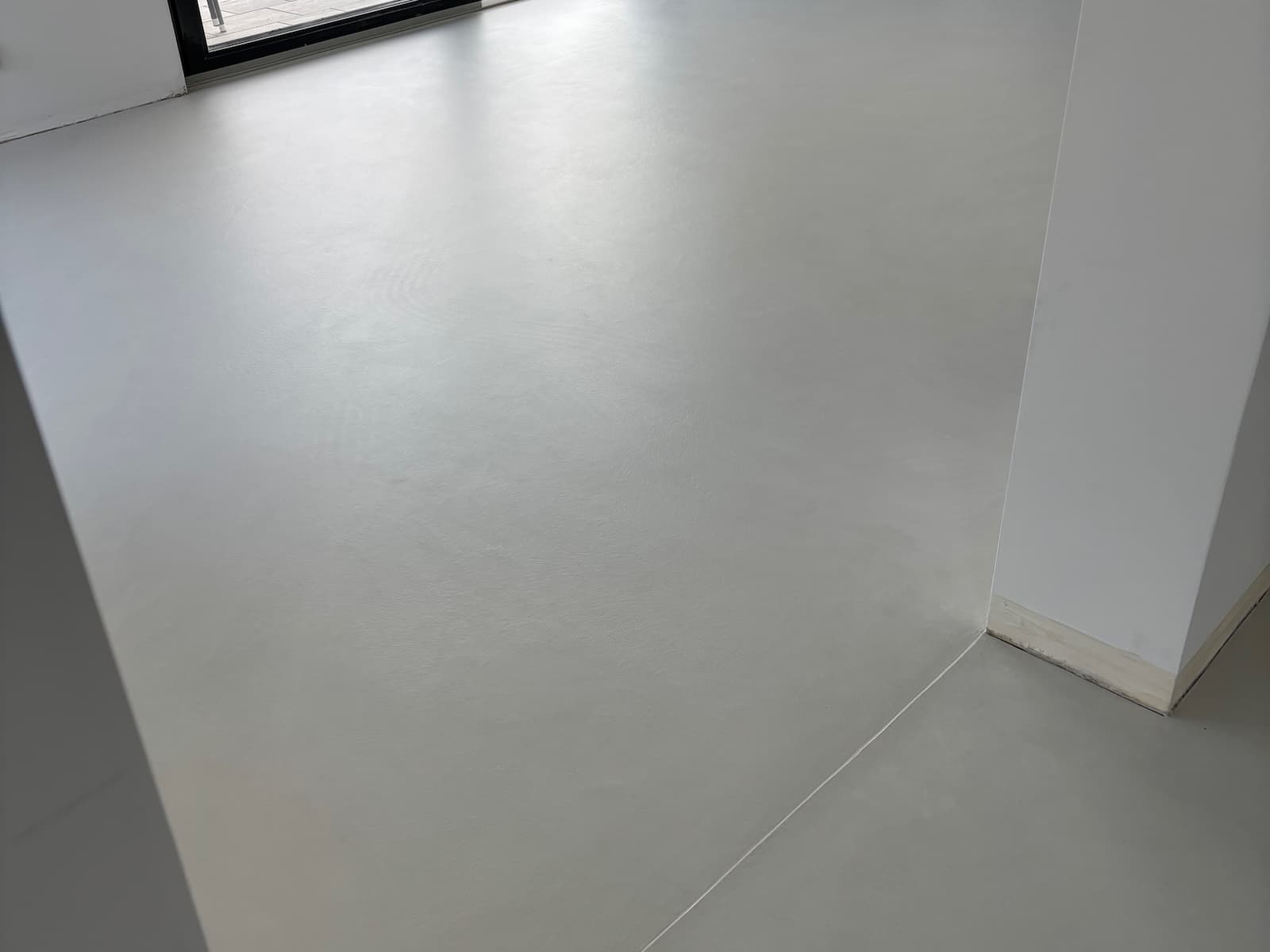 Mikrocement epoksydowy na dużej powierzchni