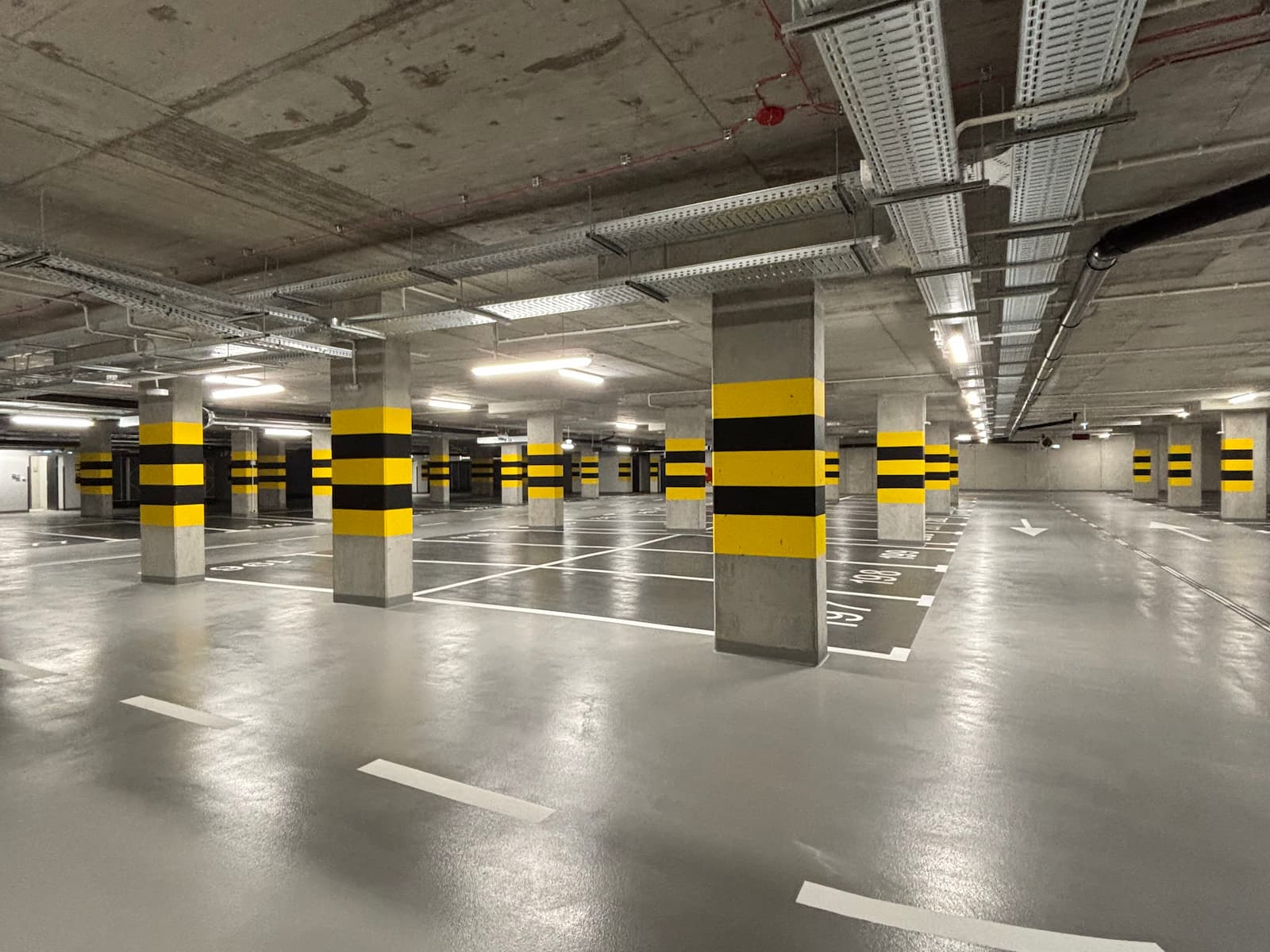 Przemysłowa posadzka żywiczna Flowcrete — parking podziemny