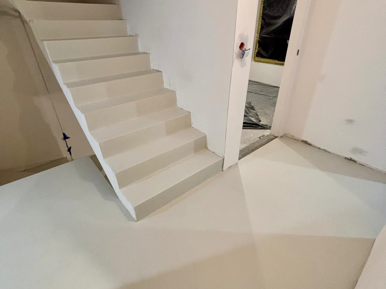 Wyrównanie geometrii 33 stopni schodów przed aplikacją