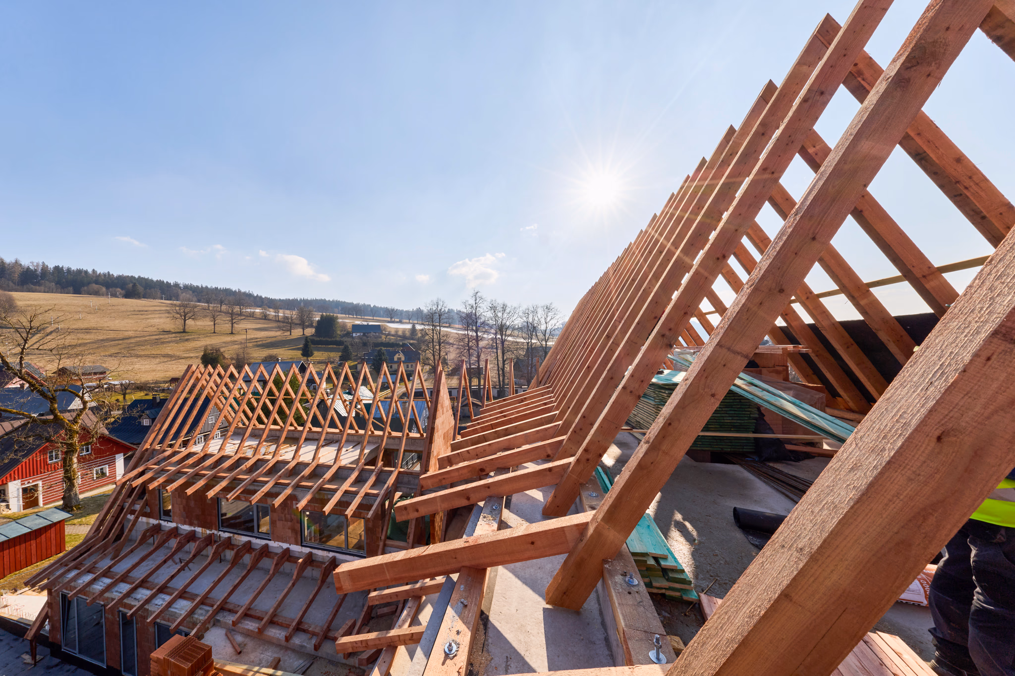 Traditional roof frame or trusses? How to decide for your family home
