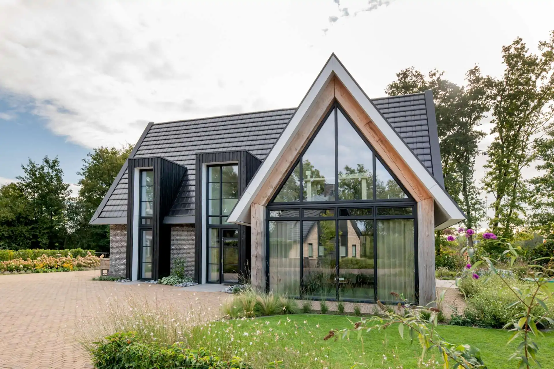 Moderne woning met zorgvuldig verdeelde zwarte kozijnen