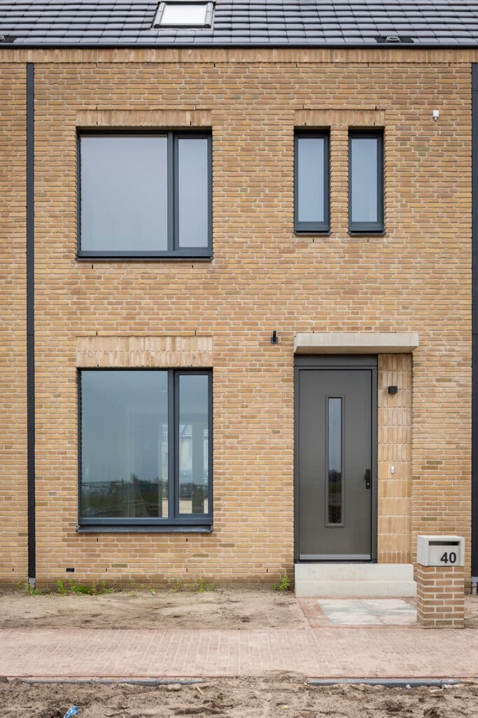 Appartementengebouw met een ritme van nieuwe kozijnen