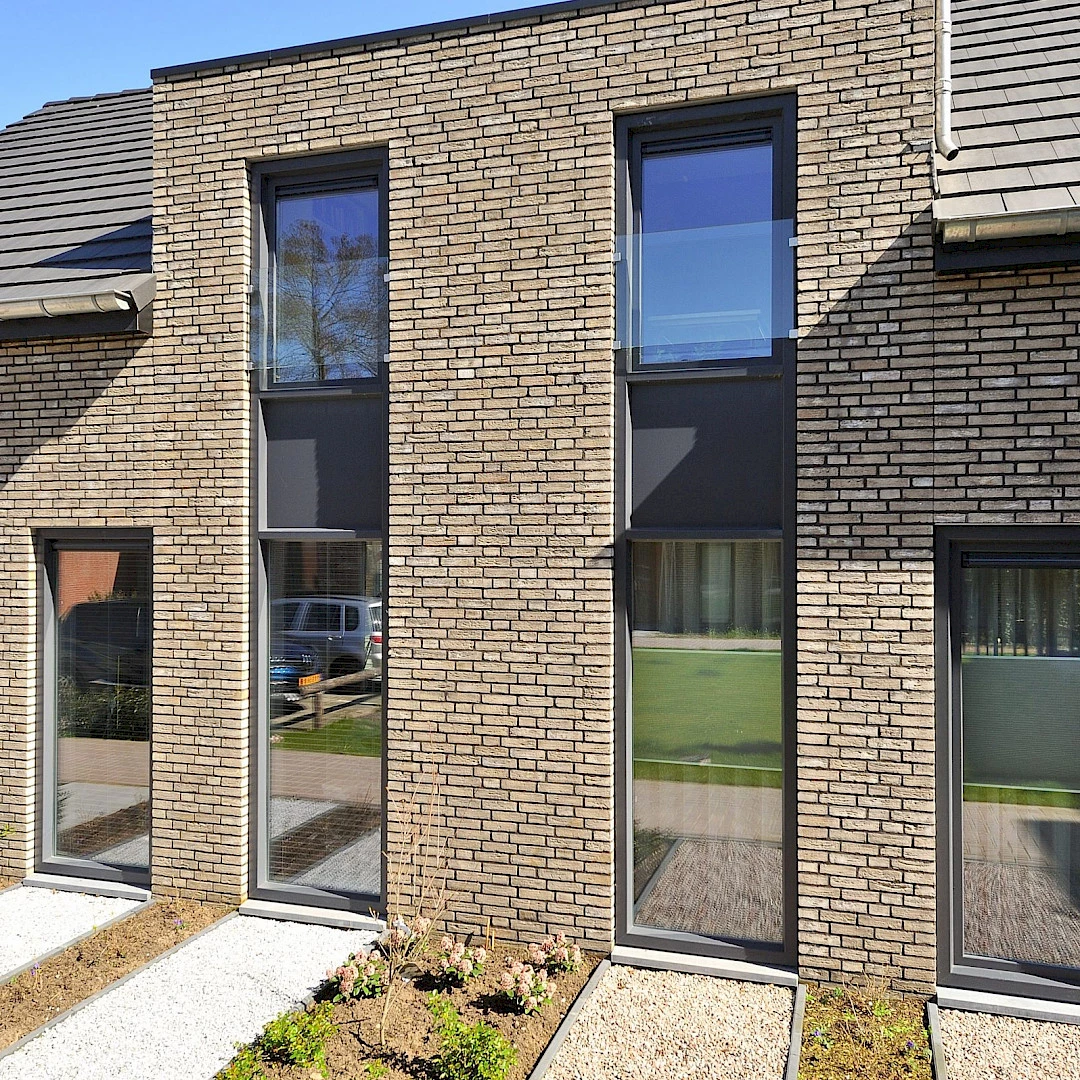 Woongebouw met repeterende gevelopeningen