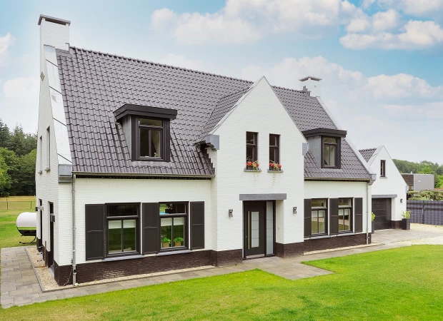 Moderne woning met grote raamvlakken