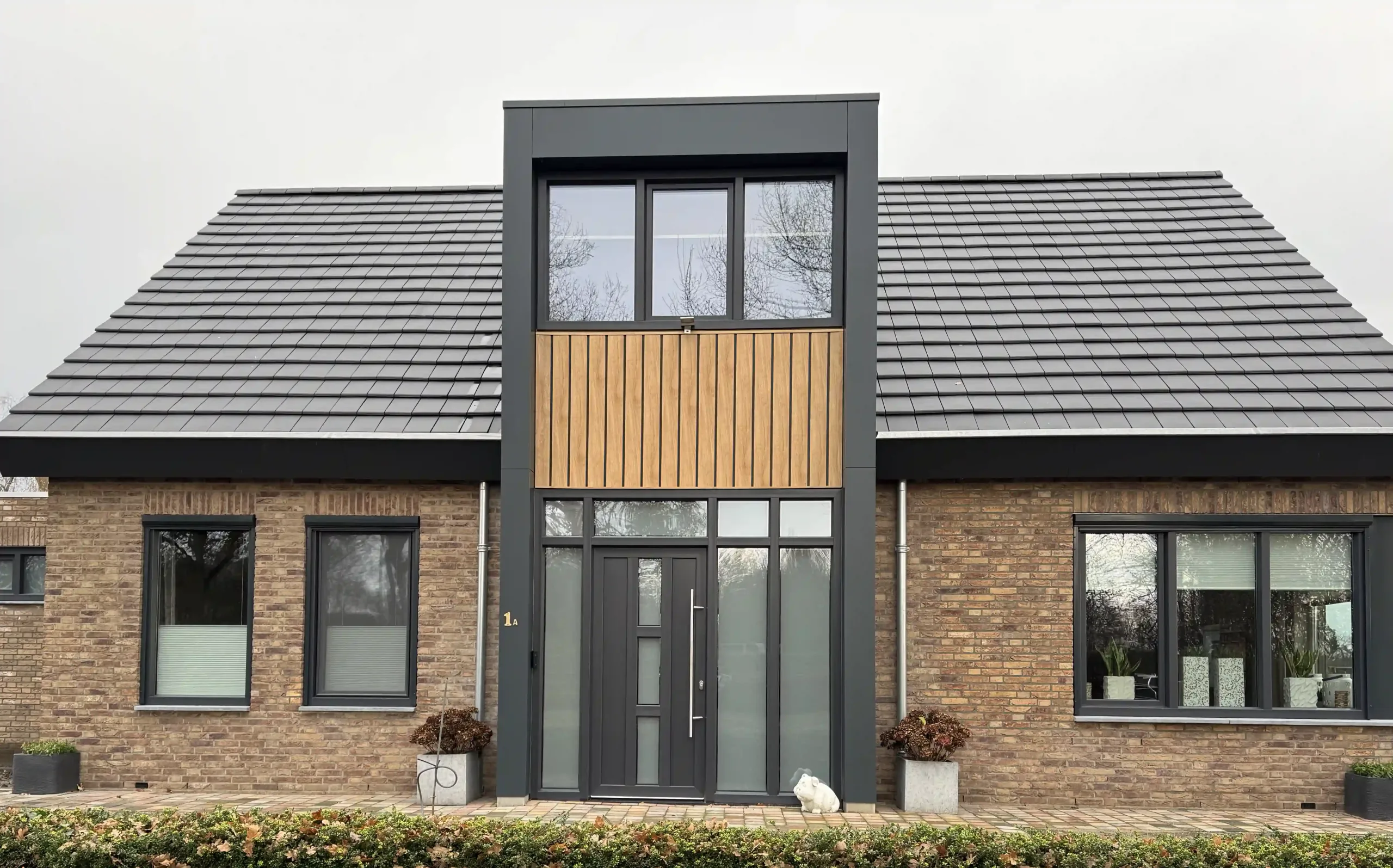 Woning met lichte kozijnen en een rustige gevelindeling