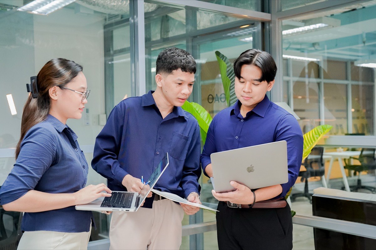 CloudCFO registration specialists reviewing filing documents