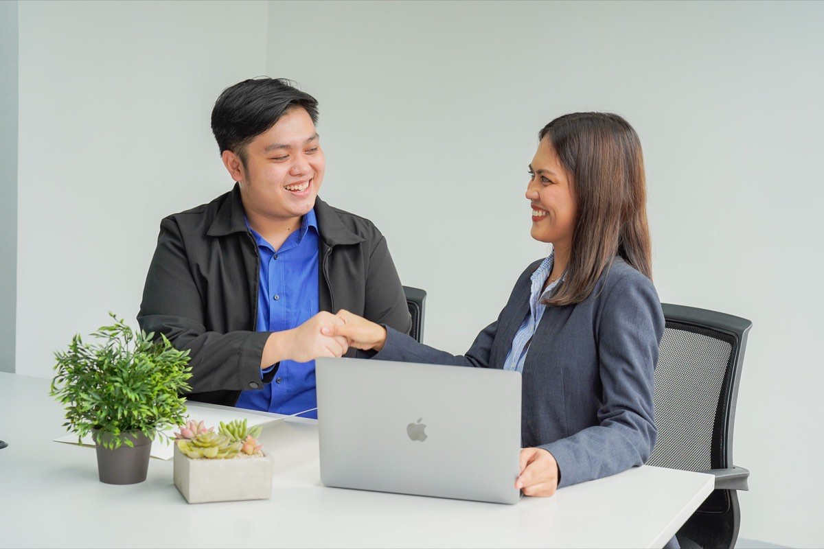 CloudCFO adviser shaking hands with a client at the start of an engagement