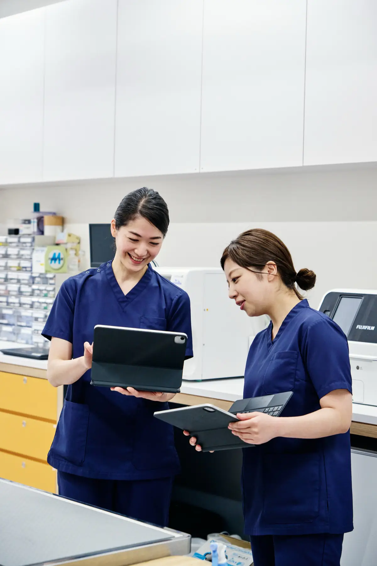 タブレットで情報を確認するスタッフ