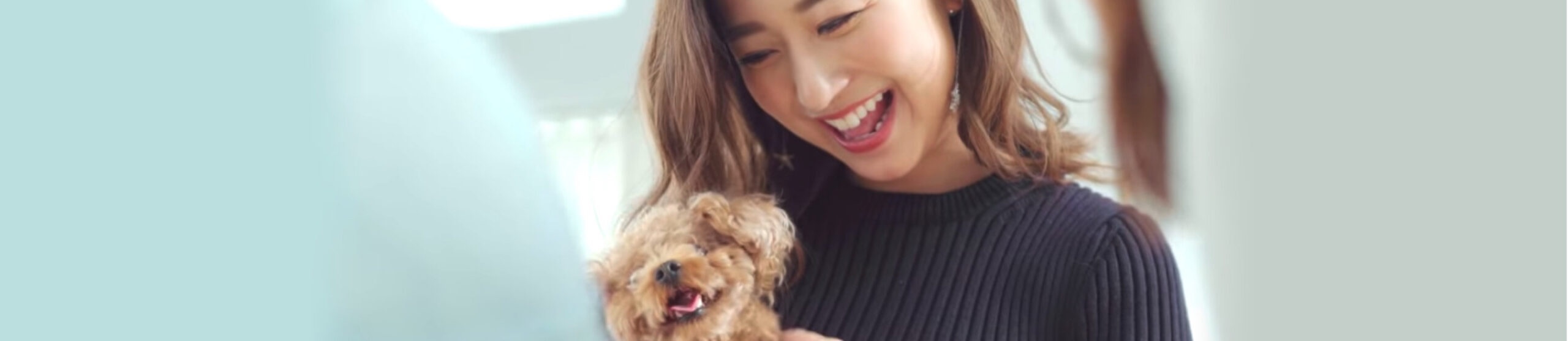 犬を抱いて笑う飼い主様