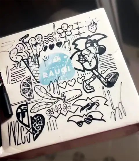Boîte de glace Raugi dessinée au marqueur noir par Hugo W2CJ : flamant rose, cornets, cœurs et signature W2CJ