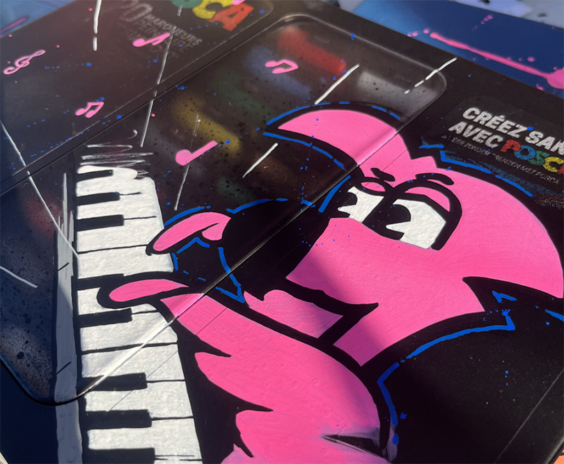 Mallette Posca customisée d'un flamant rose au piano, avec notes de musique sur fond noir