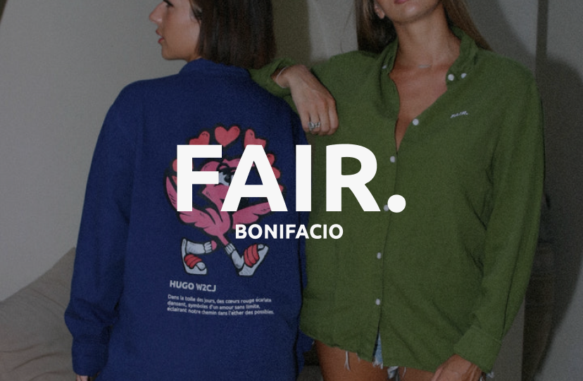Chemises Fair portées en duo, dont la bleue au dos illustré par Hugo W2CJ, sous le logo Fair Bonifacio